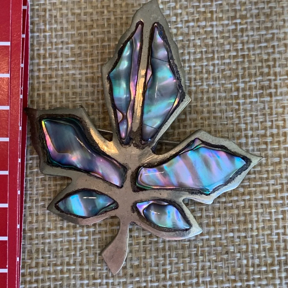 Vintage Alpaca Mexican silver abalone inlaid leaf shaped brooch - Picture 5 of 6